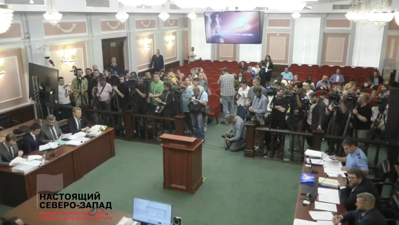 Судебное заседание началось. У входа собрались около 500 человек, внутрь допущены лишь участники и журналисты; истец требует снять «Яблоко» с выборов и оспаривает публикации оппонентов.