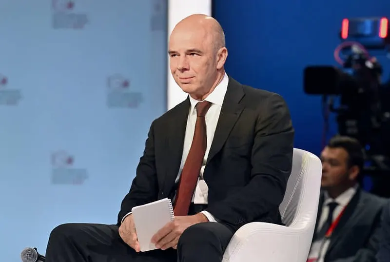 Глава Минфина Антон Силуанов заявил, что бюджет обеспечен ресурсами и все обязательства будут исполнены; на начало 2026 года дефицит достиг примерно 6,46 трлн рублей (около 2,8% ВВП).