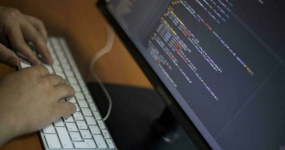 Мошенники убеждают педагогов зарегистрироваться на фишинговой платформе якобы для ежедневного внесения данных об успеваемости учеников выпускных классов; данные учителей затем попадают мошенникам через Госуслуги.