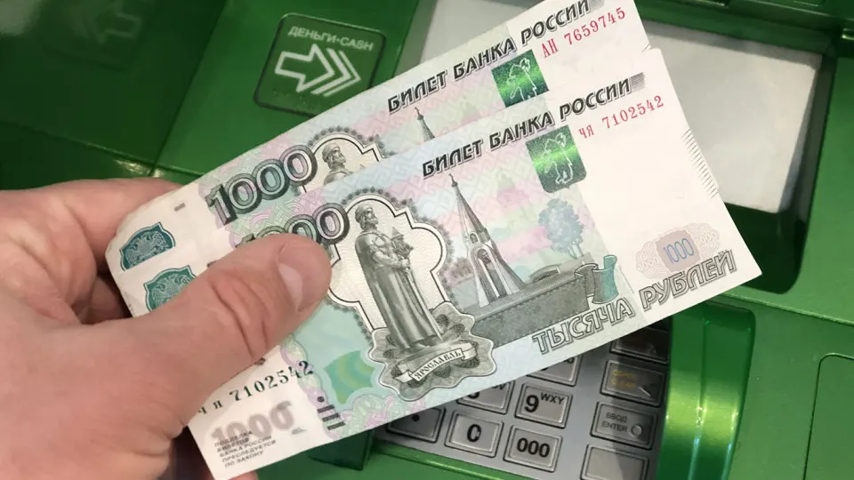 Эксперты и регуляторы призывают россиян ограничивать операции с деньгами для снижения рисков краж и усиления контроля за платежами.