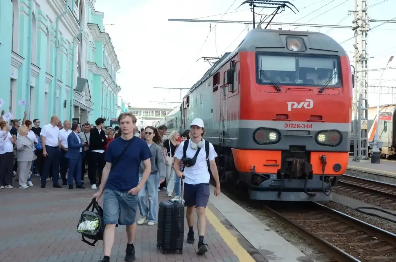 Пассажирский поезд Владивосток — Москва, оформленный к выборам депутатов Государственной Думы, остановился на омском вокзале в 17:10. Поезд стал частью информационной кампании ЦИК России и РЖД. На маршруте через страну находятся 84 города, конечной точкой станет Москва.