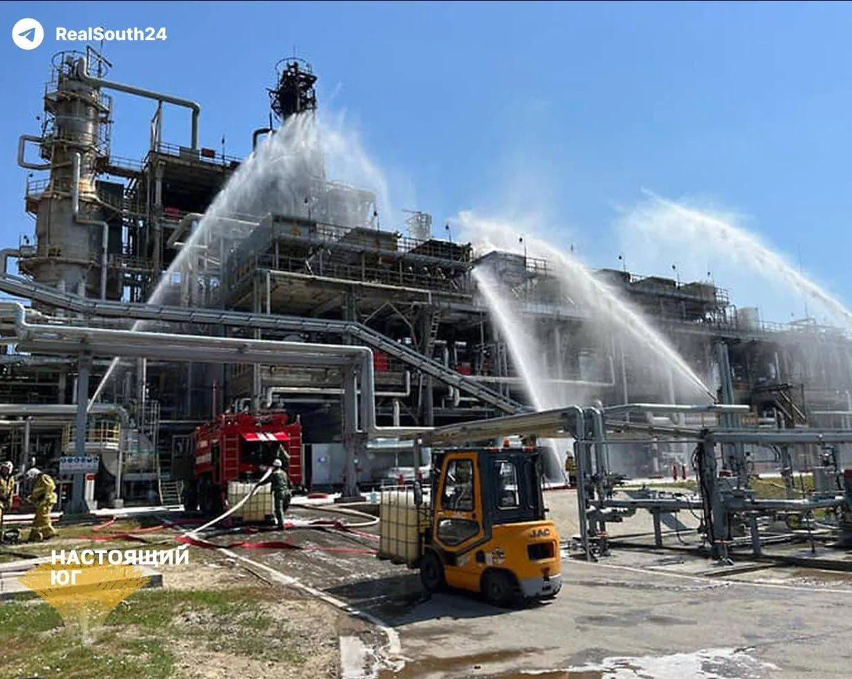 Август стал тяжелым периодом для российской нефтепереработки: серия атак на НПЗ привела к снижению переработки и росту цен на бензин; власти применяют экспортные ограничения и регулирующие меры.
