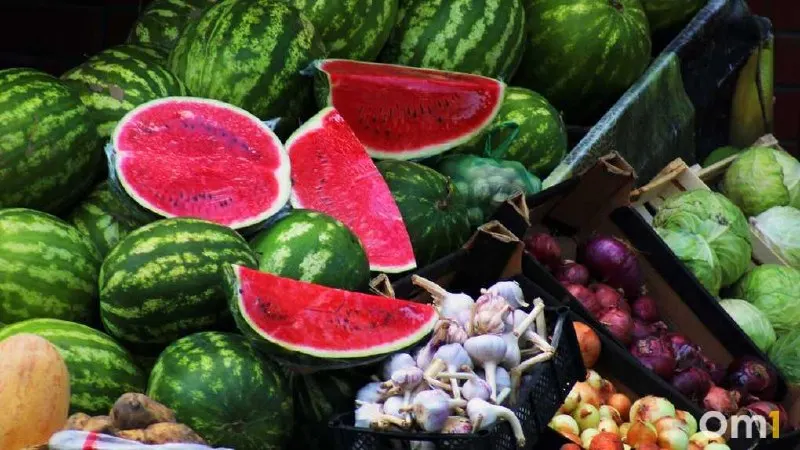 Разрезанные арбузы и дыни могут содержать опасные микроорганизмы; покупайте только в проверенных местах торговли.