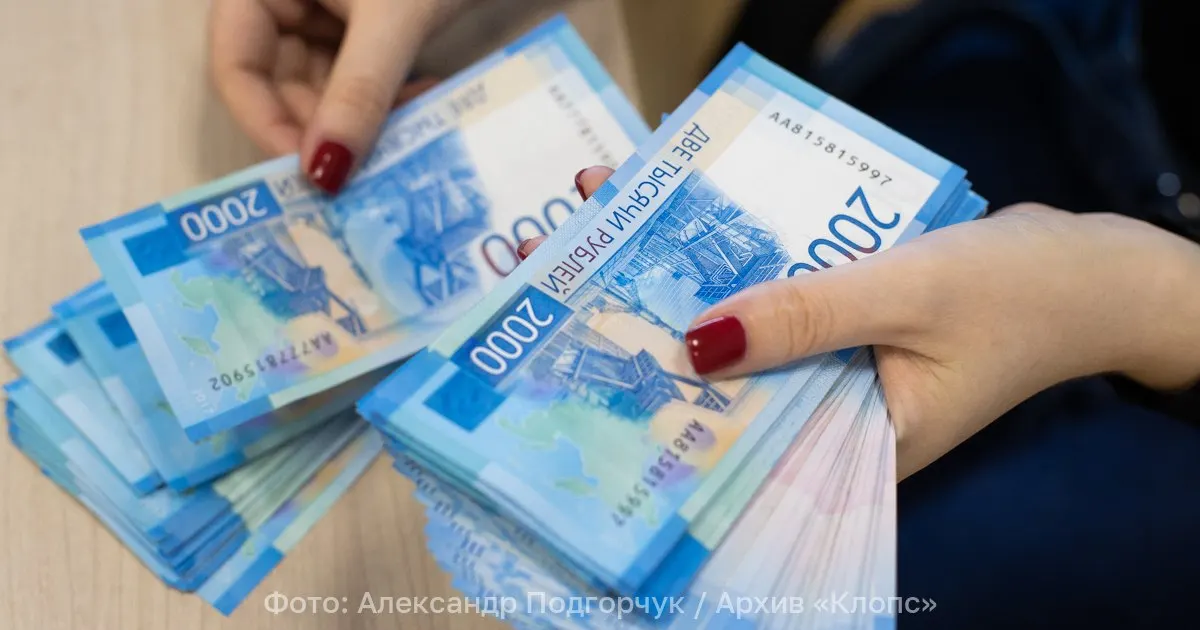 Инициатива распространяется на студентов очной формы обучения в вузах и колледжах. Авторы считают, что без такой обязанности молодые люди остаются уязвимыми в плане доступа к образованию; выплаты сейчас прекращаются по достижении 18 лет.