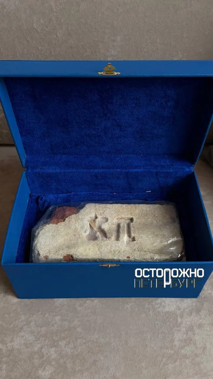 Петербурженка получила кирпич из старого храма в Хабаровском крае, привезённый самолётом. Архивы помогают проследить семейную историю, и находку планируют сохранить потомкам.