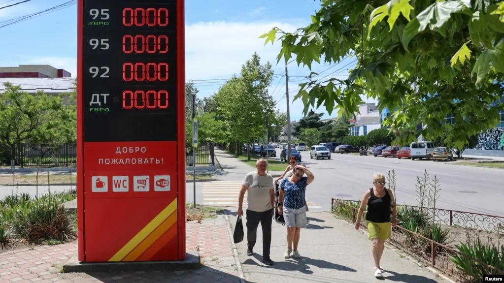 В Геленджике и соседних населённых пунктах почти закончились запасы бензина. Опубликован перечень действующих заправок; на одной из станций в Архипо-Осиповке оставался лишь бензин АИ-92 и АИ-95, остальные продавали дизель. Очереди растут.