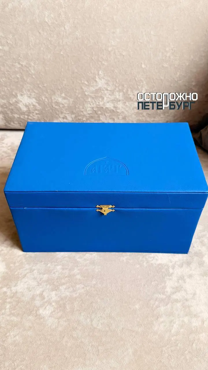 Петербургская жительница получила кирпич из старого храма в Хабаровске; предмет доставили самолетом и планирует сохранить как семейную реликвию.
