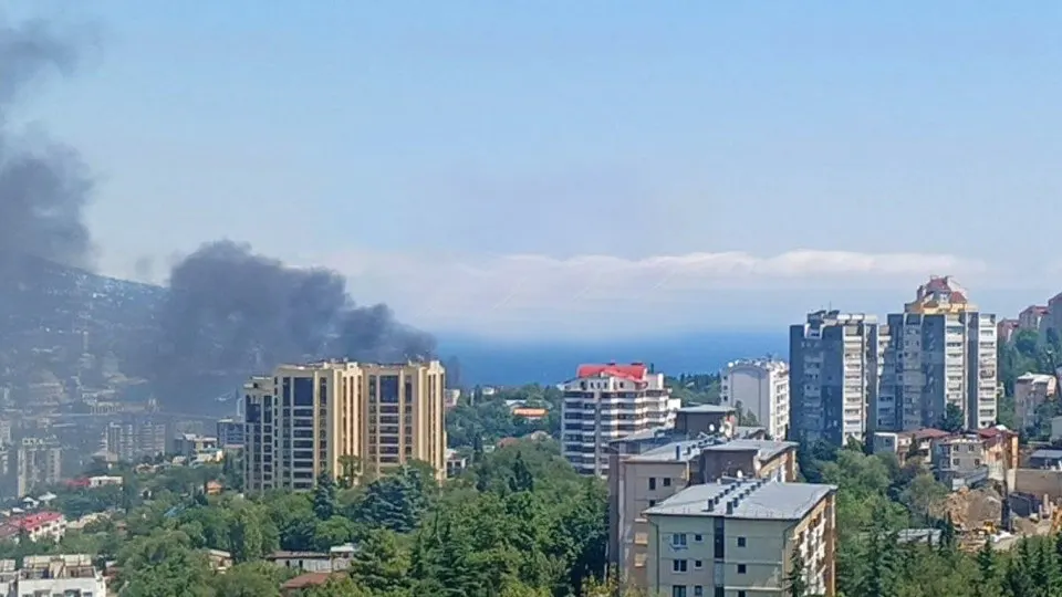 Украина нанесла удар по Ялте беспилотниками; пожар возник в кафе Hungry Bird на набережной, власти призвали жителей уйти в безопасные места.