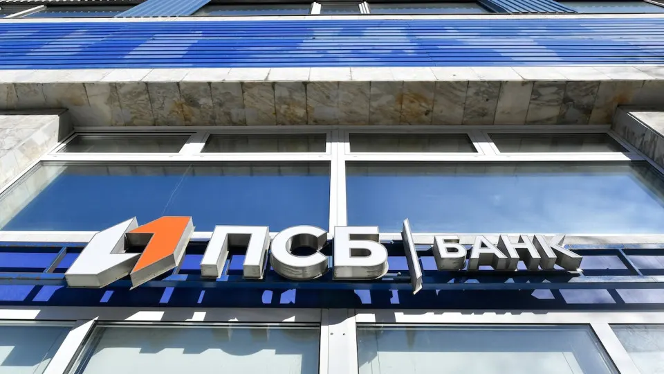За первые шесть месяцев 2026 года банк зафиксировал убыток в 50 млрд рублей и рост резервов под возможные потери на сумму почти 196 млрд рублей; государство продолжало поддерживать банк капиталом.