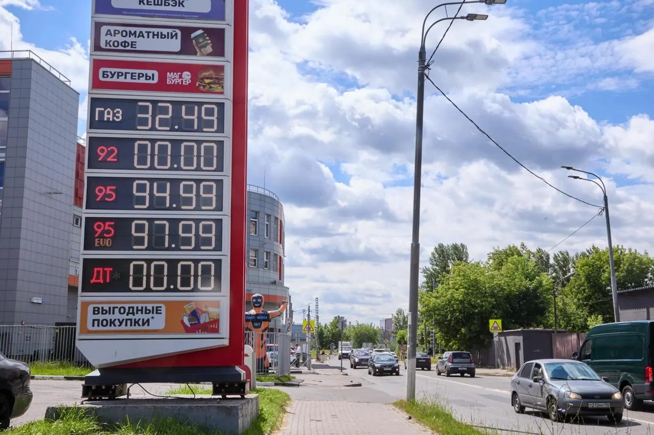 ФАС зафиксировала рост числа дел и предупреждений в секторе топлива, приведены региональные примеры повышения цен на бензин.