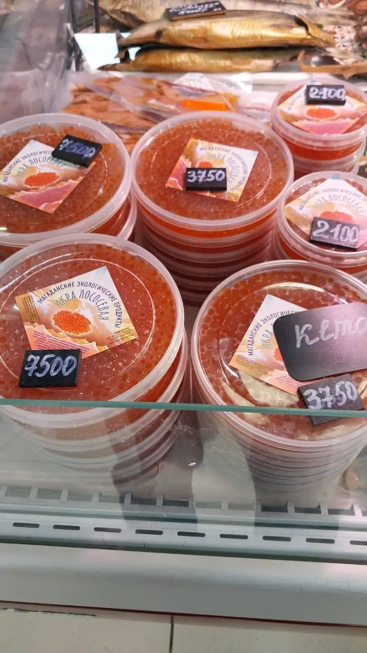 На Камчатке, Сахалине, Магаданской области, Хабаровском крае и Приморье отмечено рекордное падение уловов лосося; растут цены на икру и затраты предприятий.