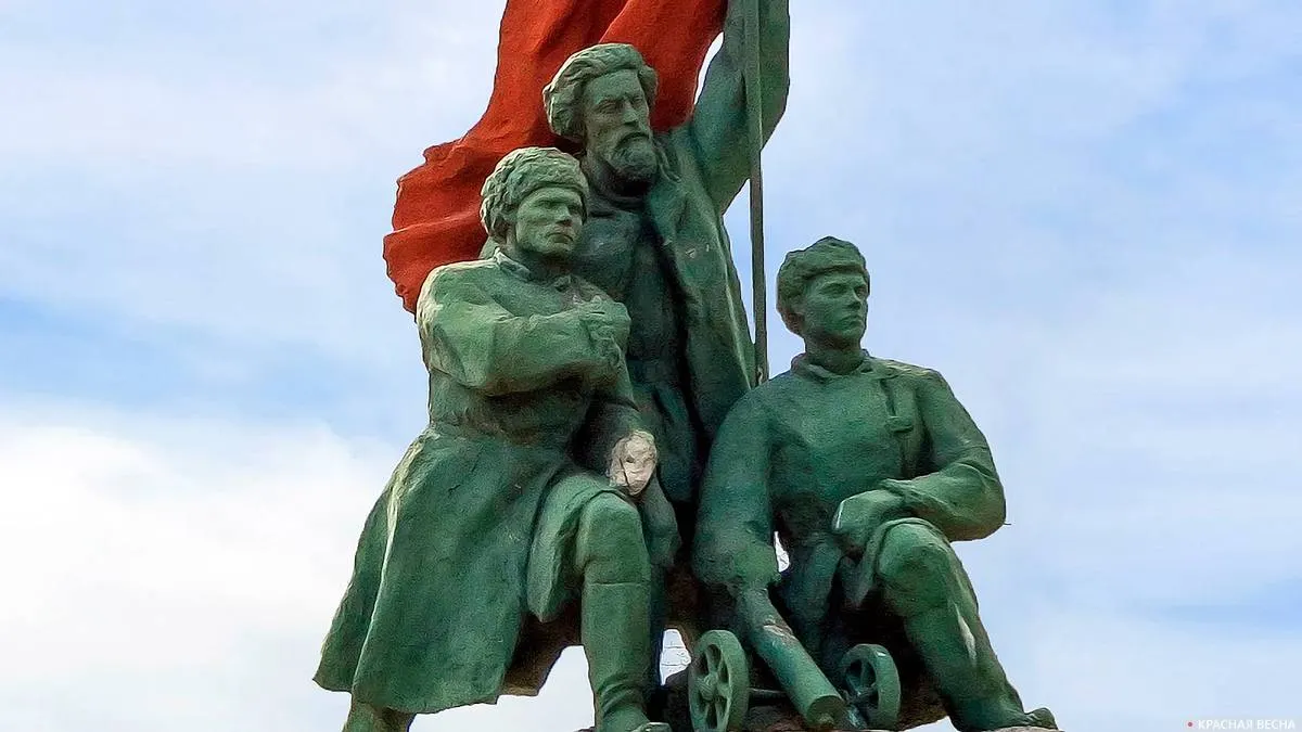 Иркутск готовится к реставрации памятника Борцам революции, а в Хабаровске открытие мемориала вызвало международный резонанс и политическую дискуссию.