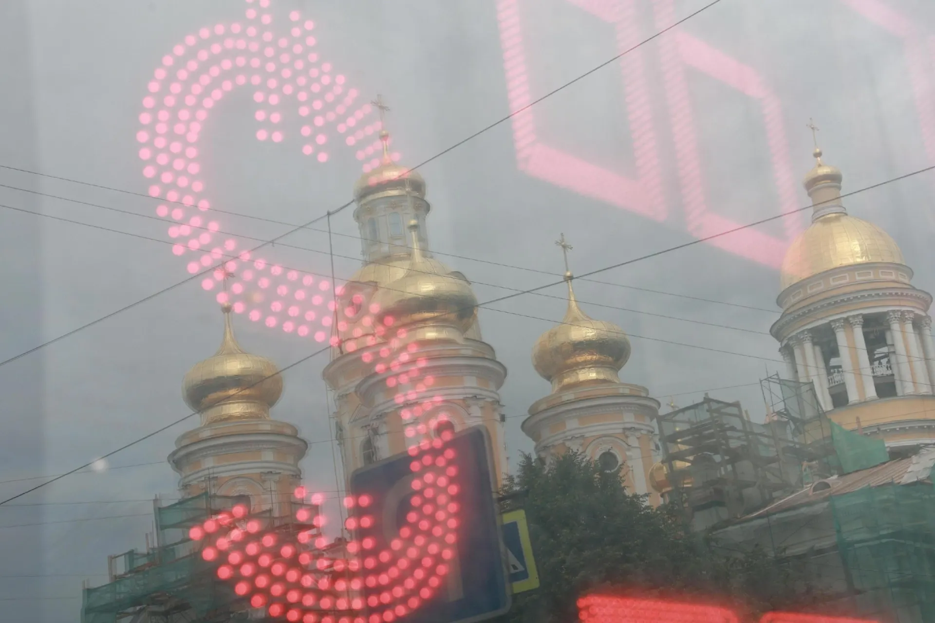 За лето курс рубля к доллару снизился примерно на четверть; эксперты обсуждают дальнейшие сценарии.