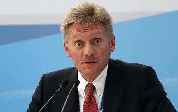 Пресс-секретарь заявил, что в РФ взаимодействуют со всеми журналистами без ограничений, в то время как в США доступ СМИ к информации ограничен.