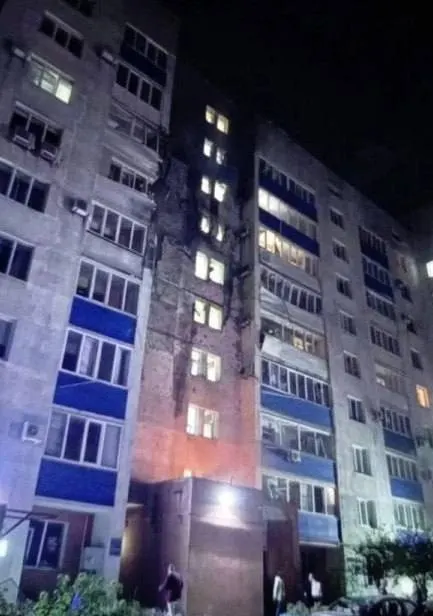 За ночь над странами России уничтожено 516 беспилотников; повреждён порт Усть-Луга и жилой дом в Новокуйбышевске. Зафиксированы инциденты в Ленинградской области, Самарской области, Белгородской области и новые удары по Киеву.