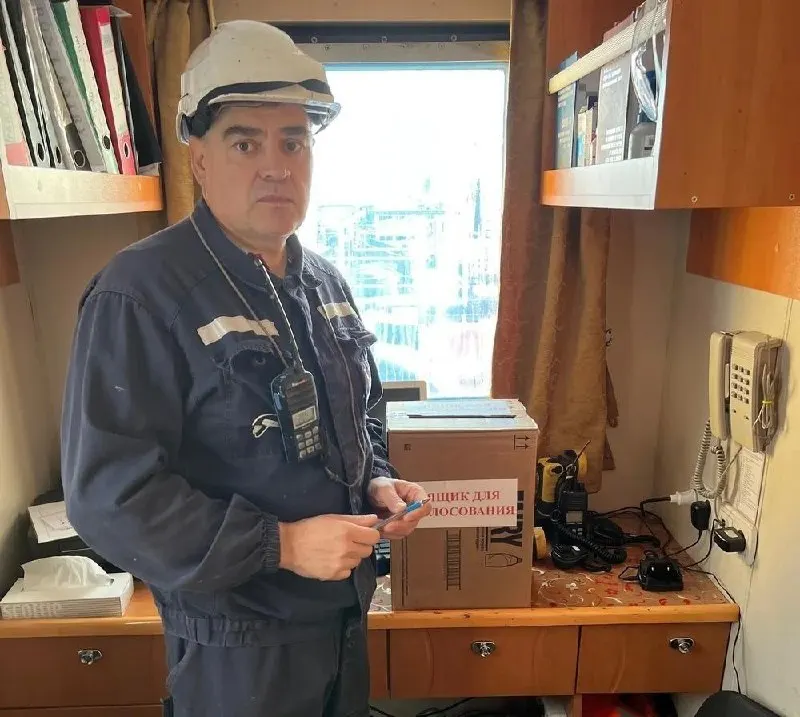 Досрочное голосование началось в Хабаровском крае. Первые участники — экипажи судов; урны изготовлены из коробок от моющего средства. Список судов для досрочного голосования расширился.