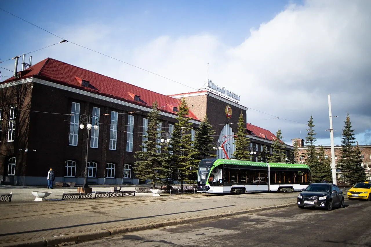 По всей стране планируется использование около 45,3 тысячи квадратных метров, включая Калининград. Помещения будут продаваться единым лотом, договор — на пять лет с возможностью продления, депозит — за две месячные платы.