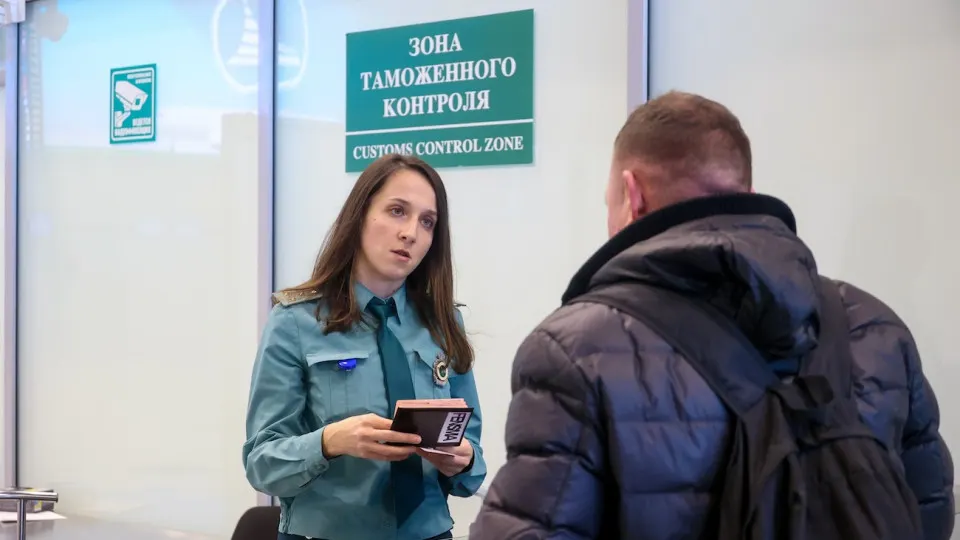Новый документ ограничивает вывоз физического золота более 100 граммов и наличных рублей за пределы страны; вводятся дополнительные требования к документам и уведомлениям таможни, усиливается контроль за движением капитала.