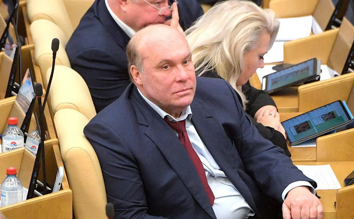 Депутат Андрей Колесник назвал сообщения о возможной мобилизации слухами и заявил, что их распространяют иностранные спецслужбы для запугивания граждан.