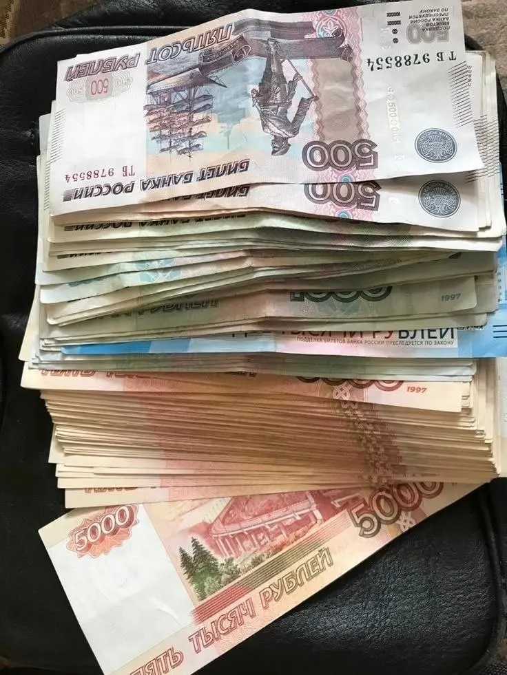 Предложение ввести ежегодную премию, которую называют 13-й зарплатой, может распространиться на всех россиян; идея уже внесена в Госдуму.