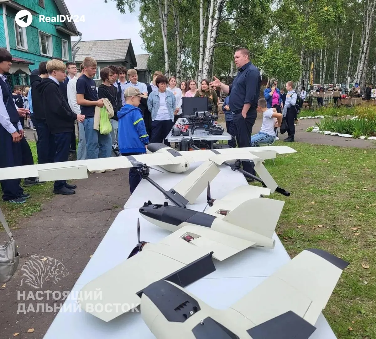 В Центре внешкольной работы посёлка Ванино прошла выставка дронов и роботизированных систем, освещающая применение беспилотников — от мониторинга до поисково-спасательных операций.