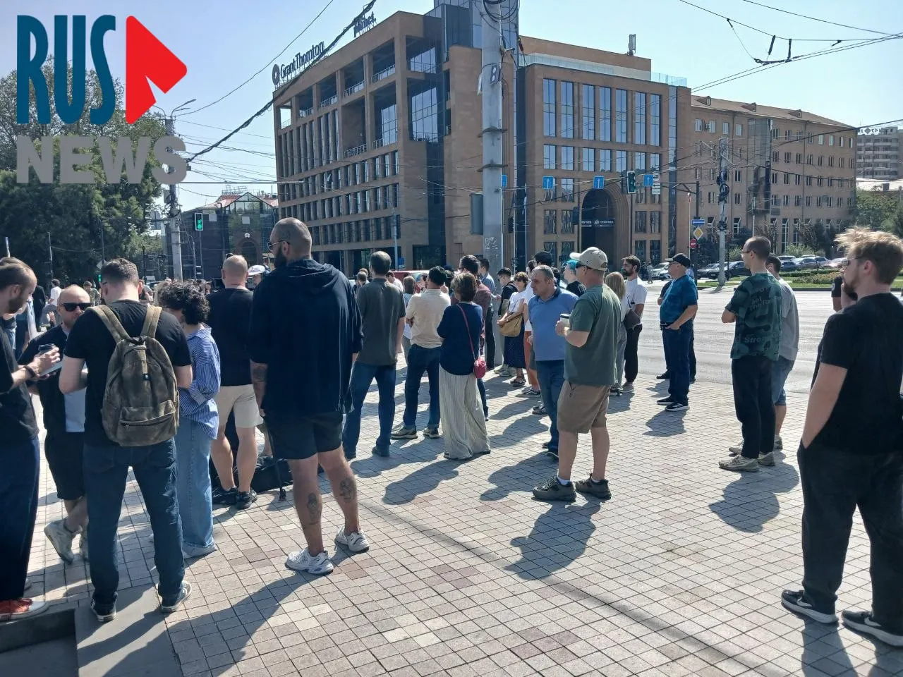 К полудню перед посольством РФ в Ереване образовалась крупная очередь; рядом проходит митинг около ста человек.