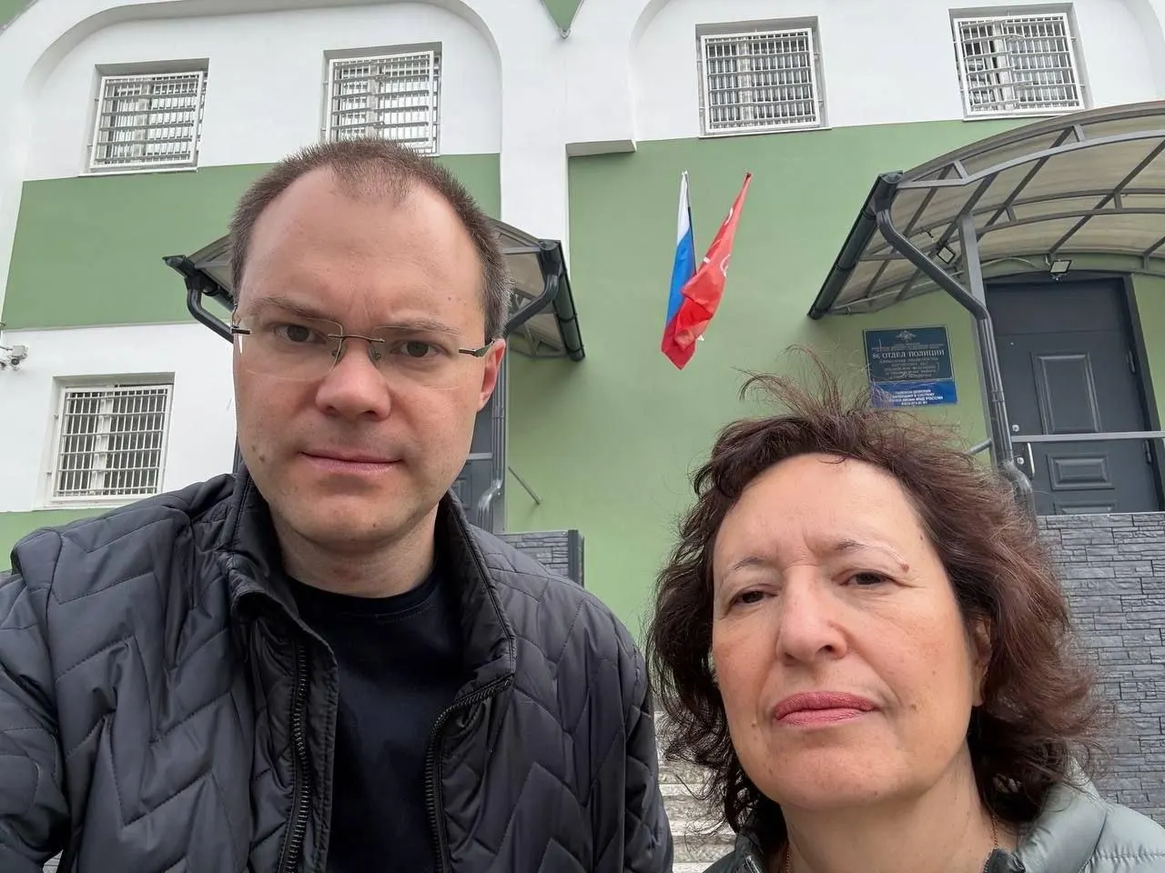 По регионам зафиксированы задержания наблюдателей, ограничения на участках и перебои с интернетом на Дальнем Востоке, сопровождаемые спорными материалами.