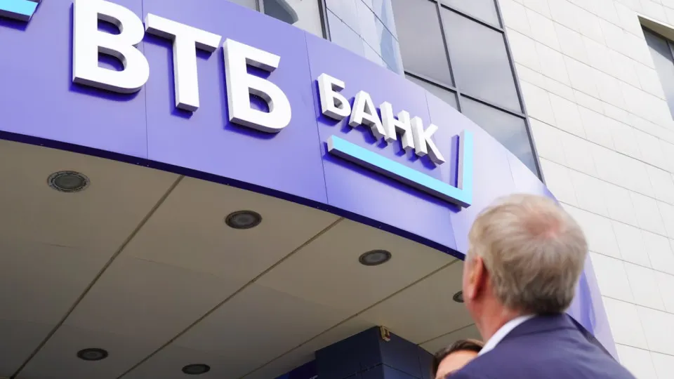 США включили ВТБ в санкционный список по Ирану и обвинили банк в содействии обходу ограничений. OFAC намерено усилить контроль за владением активами и реальным контролем над ними; ВТБ остается в списках с 2014 года, а в 2022 году ограничения распространились на дочерние структуры.