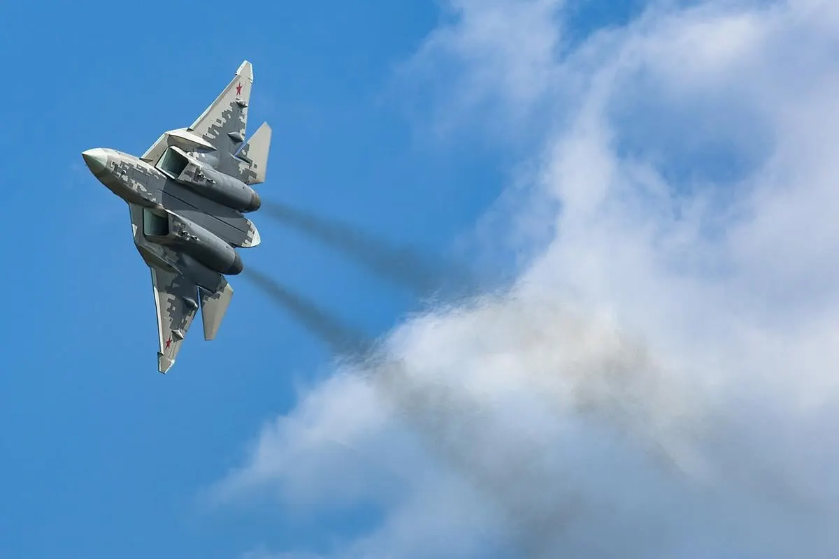 Во время запуска двигателя загорелся истребитель Су-57 на аэродроме Ахтубинск; это уже четвертый подобный инцидент в 2026 году.