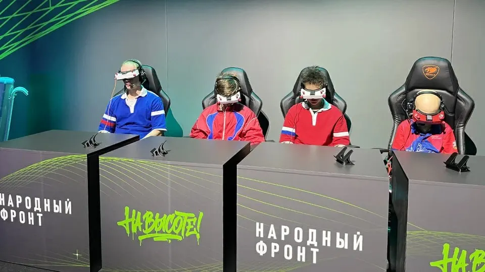 Новый норматив по управлению беспилотниками входит в программу ГТО: пилотные этапы пройдут в нескольких регионах, будут создавать дрон‑классы и обучать молодежь программированию, пилотированию и ремонту дронов.