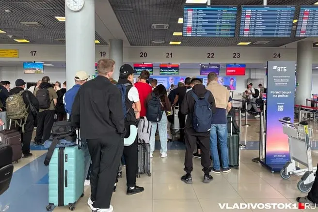 Некоторые рейсы, вылетавшие из Владивостока и прибывающие в Москву, задержаны на несколько часов; в списке — Москва, Екатеринбург, Красноярск, Терней, Ханой и Нячанг, а также транзит через Хабаровск и Читу в Иркутск.