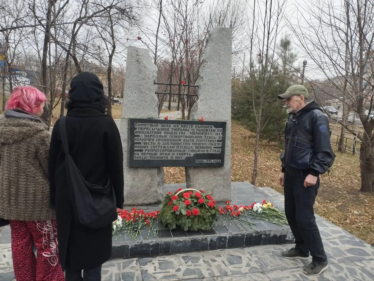 В Хабаровском крае и Комсомольске-на-Амуре почтили память жертв репрессий; активисты возложили цветы к мемориалам памяти, призывая помнить уроки прошлого.