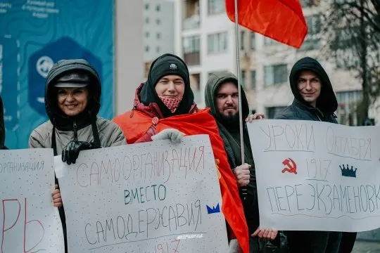 Комсомольцы КПРФ в Хабаровске провели акцию, заявив о необходимости переосмысления уроков истории и обсуждения будущих реформ.