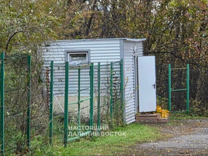 В Матвеевке близ Хабаровска после десяти лет ожидания появился модульный туалет; власти обещают построить новую школу и крытый переход к объекту.