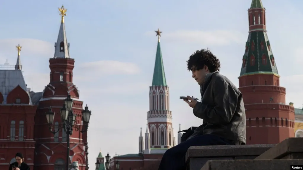 Власти обсуждают меры по идентификации детей на онлайн-платформах и сокращение времени, которое несовершеннолетние проводят в сети.
