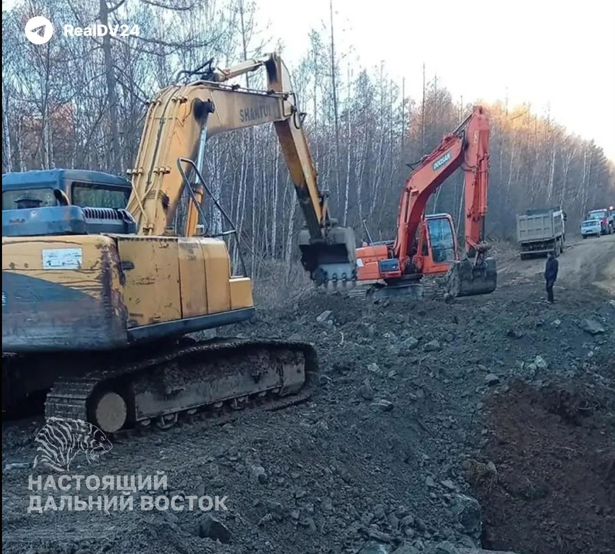На 481-м километра автодороги Селихино — Николаевск-на-Амуре произошла обрушение моста возле села Богородское; движение перекрыто в обе стороны, на месте работают ремонтные бригады.